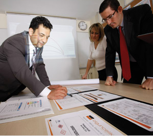 ͼ. OlgunÑз¢ÖÐÐŤ³ÌÊÖÒÕÖ°Ô±ÕýÔÚ¾ÙÐÐÑо¿